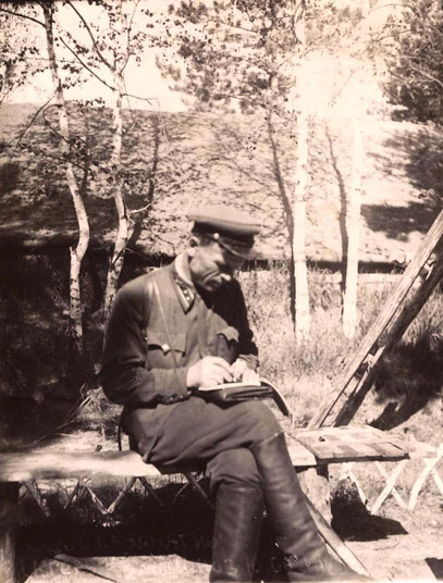 Подготовка к занятию, ст. лейтенант Корней Емельянович Яценко, начальник артиллерии полка. Лагерь Камышлов, 10 июня 1941 г.