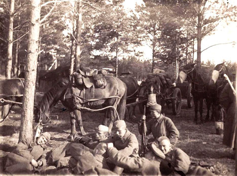 Кормление и водопой лошадей. Лагерь Камышлов, май 1941 г. 