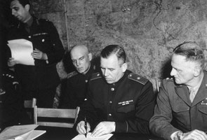 Начальник военной миссии СССР во Франции генерал-майор Иван Алексеевич Суслопаров (1897—1974) подписывает акт капитуляции Германии в Реймсе 7 мая 1945 года
